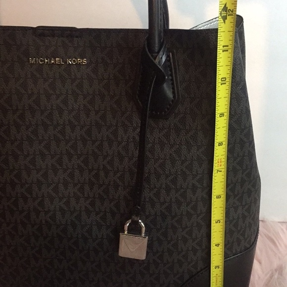 Michael Kors Mercer Gallery Snap Large Black Leather Tote - Picture 15 of 17